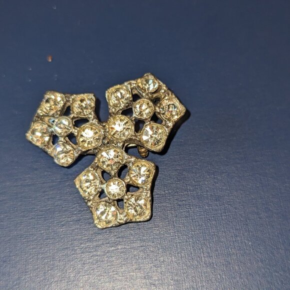 Vintage Classic Rhinestone Brooch/Pin Bright Shiny Bold - Picture 1 of 4